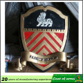 Emblema de forma de escudo personalizado con espada